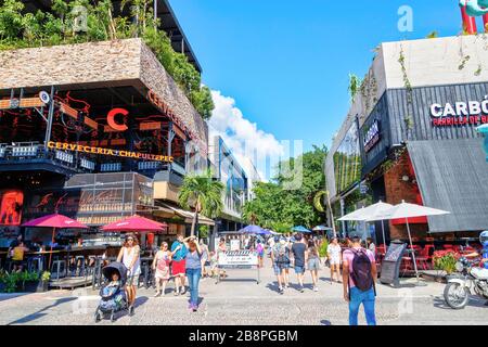 PLAYA DEL CARMEN, MEXIKO - DEC. 26, 2019: Die Besucher können an der berühmten 5th Avenue im Vergnügungsviertel Playa del Carmen in der Yucata einkaufen Stockfoto