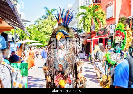 PLAYA DEL CARMEN, MEXIKO - DEC. 26, 2019: Männer, die in traditionellen Maya-Krieger-Kostümen gekleidet sind, treten auf der berühmten 5th Avenue in der Unterhaltungsme auf Stockfoto