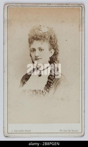 Vertical Miss Polliart, genannt Miss Priola, Schauspielerin und Sängerin an der Opera Comic zwischen 1872 und 1874. Portrait de Mademoiselle Polliart, dite Mademoiselle Priola, actrice et chanteuse à l'Opéra comique entre 1872 et 1874. Carte de visite (recto). Photographie de Louis Bacard. Tirage sur Papier Albuminé, 1860-1890. Paris, musée Carnavalet. Stockfoto