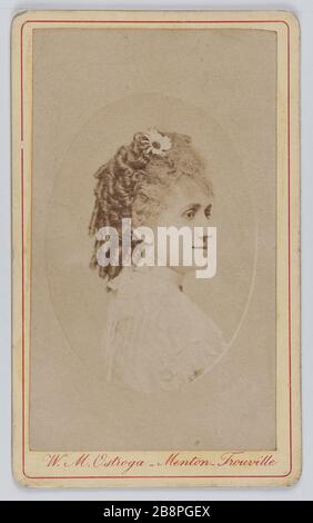 Vertical Miss Polliart, genannt Miss Priola, Schauspielerin und Sängerin an der Opera Comic zwischen 1872 und 1874. Portrait de Mademoiselle Polliart, dite Mademoiselle Priola, actrice et chanteuse à l'Opéra comique entre 1872 et 1874. Carte de visite (recto). Photographie de Valérien M. Ostroga.tirage sur Papier albuminé, 1860-1890. Paris, musée Carnavalet. Stockfoto