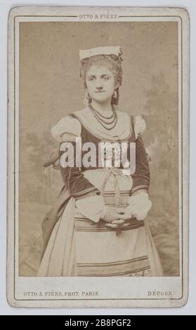 Vertical Miss Polliart, genannt Miss Priola, Schauspielerin und Sängerin an der Opera Comic zwischen 1872 und 1874. Portrait de Mademoiselle Polliart, dite Mademoiselle Priola, actrice et chanteuse à l'Opéra comique entre 1872 et 1874. Carte de visite (recto). Photographie d'Otto & Fière. Tirage sur Papier Albuminé, 1860-1890. Paris, musée Carnavalet. Stockfoto