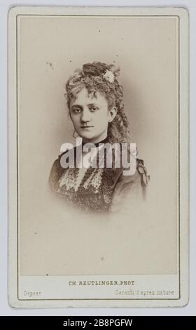 Vertical Miss Polliart, genannt Miss Priola, Schauspielerin und Sängerin an der Opera Comic zwischen 1872 und 1874. Portrait de Mademoiselle Polliart, dite Mademoiselle Priola, actrice et chanteuse à l'Opéra comique entre 1872 et 1874. Carte de visite (recto). Photographie de Charles Reutlinger. Tirage sur Papier Albuminé, 1860-1890. Paris, musée Carnavalet. Stockfoto