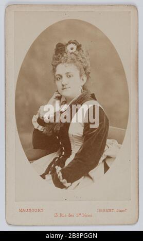 Vertical Miss Polliart, genannt Miss Priola, Schauspielerin und Sängerin an der Opera Comic zwischen 1872 und 1874. Portrait de Mademoiselle Polliart, dite Mademoiselle Priola, actrice et chanteuse à l'Opéra comique entre 1872 et 1874. Carte de visite (recto). Photographie de Hermet. Tirage sur Papier Albuminé, 1860-1890. Paris, musée Carnavalet. Stockfoto
