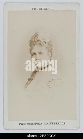 Vertical Miss Polliart, genannt Miss Priola, Schauspielerin und Sängerin an der Opera Comic zwischen 1872 und 1874. Portrait de Mademoiselle Polliart, dite Mademoiselle Priola, actrice et chanteuse à l'Opéra comique entre 1872 et 1874. Carte de visite (recto). Photographie de Jean Nicolas Truchelut.tirage sur Papier albuminé, 1860-1890. Paris, musée Carnavalet. Stockfoto