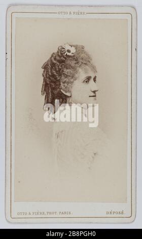 Vertical Miss Polliart, genannt Miss Priola, Schauspielerin und Sängerin an der Opera Comic zwischen 1872 und 1874. Portrait de Mademoiselle Polliart, dite Mademoiselle Priola, actrice et chanteuse à l'Opéra comique entre 1872 et 1874. Carte de visite (recto). Photographie d'Otto & Fière. Tirage sur Papier Albuminé, 1860-1890. Paris, musée Carnavalet. Stockfoto