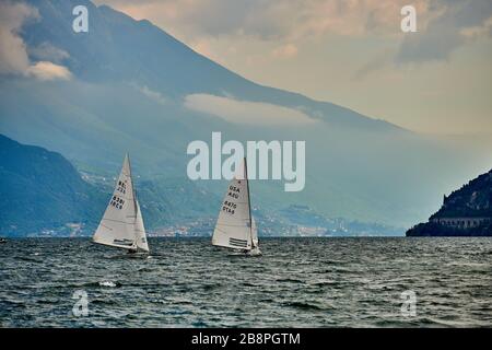 Riva del Garda, Lago di Garda, Italien - 15. Mai 2019: Segelboote am Gardasee, schöner Gardasee umgeben von Bergen Stockfoto