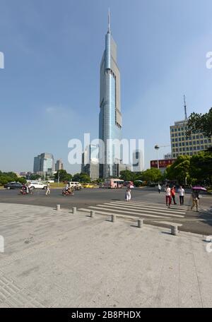 Der Zigong-Turm, eines der höchsten Gebäude der Welt, am Gulou-Kreisverkehr in Nanjing, China Stockfoto