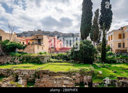 Blick auf die antike Agora in Athen, Griechenland. Im Hintergrund stehen der historische Stadtteil Plaka und die Akropolis. Stockfoto