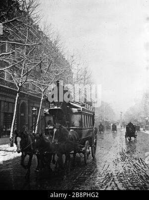 Der Boulevard des Capucines in 'Le Boulevard des Capucines sous la neige'. Paris (II et IXème arr.). Photographie de Paul Géniaux (1873-1914). Paris, musée Carnavalet. Stockfoto