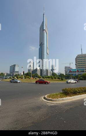 Der Zigong-Turm, eines der höchsten Gebäude der Welt, am Gulou-Kreisverkehr in Nanjing, China Stockfoto