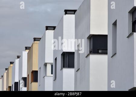 Moderne Häuser mit geraden Linien und hellen Farben Stockfoto