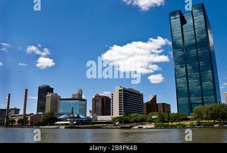 Toledo, OH Skyline von einem Boot auf dem Maumee River. Stockfoto