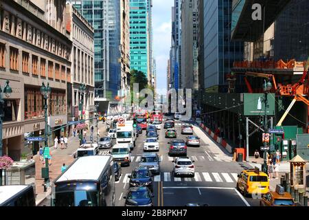 Blick nach Westen auf den 42nd Street Traffic vom Park Avenue Viaduct am Sommermorgen, Manhattan am 3. AUGUST 2019 in New York, USA. (Foto von Wojciech Mi Stockfoto