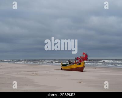 Debki Strand, bunte Fischerboote an der Küste. Dramatischer Himmel. Ostsee, Polen Stockfoto