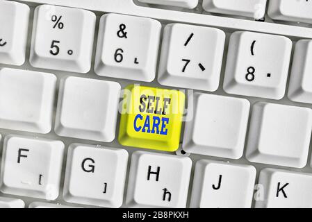 Handschriftertext Self Care. Konzeptionelles Foto die Praxis, Maßnahmen zur Verbesserung der eigenen Gesundheit zu ergreifen Stockfoto