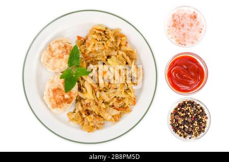 Platte mit Fleischpatten und gestepptem Kohl isoliert auf weißem Hintergrund. Studio Foto Stockfoto