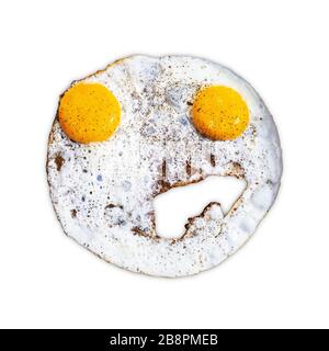 Ein frittiertes Ei mit zwei Eigelb und Loch in der Mitte wirkt wie ein Smiley auf einem isolierten Hintergrund Stockfoto
