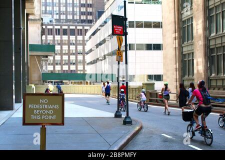 Viele Läufer, Radfahrer und Fußgänger genießen die Wiederbestellung der Park Avenue unter dem Metlife Building während des Summer Streets Festivals in Manhattan am 3. AUGUST Stockfoto