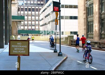 Viele Läufer, Radfahrer und Fußgänger genießen die Wiederbestellung der Park Avenue unter dem Metlife Building während des Summer Streets Festivals in Manhattan am 3. AUGUST Stockfoto