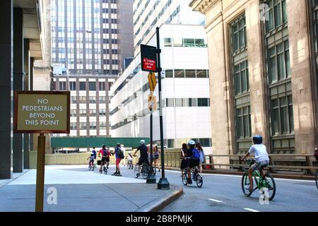 Viele Läufer, Radfahrer und Fußgänger genießen die Wiederbestellung der Park Avenue unter dem Metlife Building während des Summer Streets Festivals in Manhattan am 3. AUGUST Stockfoto