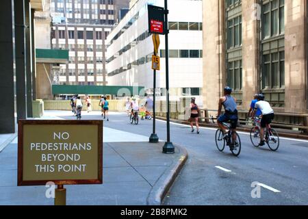 Viele Läufer, Radfahrer und Fußgänger genießen die Wiederbestellung der Park Avenue unter dem Metlife Building während des Summer Streets Festivals in Manhattan am 3. AUGUST Stockfoto