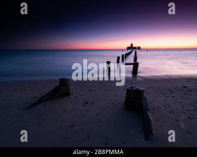 Deutsche Torpedostation, Ruinen aus dem 2. Weltkrieg bei Sonnenaufgang. Gdynia Ostsee. Polen. Langzeitfotografie. Stockfoto