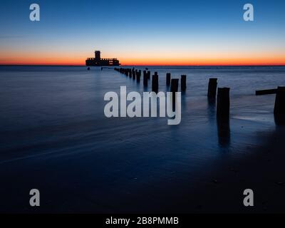 Deutsche Torpedostation, Ruinen aus dem 2. Weltkrieg bei Sonnenaufgang. Gdynia Ostsee. Polen. Langzeitfotografie. Stockfoto