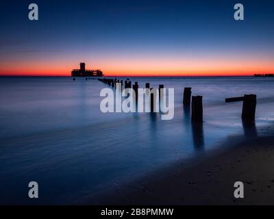 Deutsche Torpedostation, Ruinen aus dem 2. Weltkrieg bei Sonnenaufgang. Gdynia Ostsee. Polen. Langzeitfotografie. Stockfoto