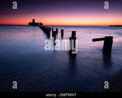 Deutsche Torpedostation, Ruinen aus dem 2. Weltkrieg bei Sonnenaufgang. Gdynia Ostsee. Polen. Langzeitfotografie. Stockfoto