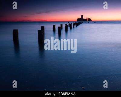 Deutsche Torpedostation, Ruinen aus dem 2. Weltkrieg bei Sonnenaufgang. Gdynia Ostsee. Polen. Langzeitfotografie. Stockfoto