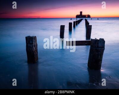 Deutsche Torpedostation, Ruinen aus dem 2. Weltkrieg bei Sonnenaufgang. Gdynia Ostsee. Polen. Langzeitfotografie. Stockfoto