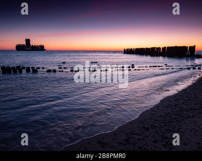 Deutsche Torpedostation, Ruinen aus dem 2. Weltkrieg bei Sonnenaufgang. Gdynia Ostsee. Polen. Langzeitfotografie. Stockfoto