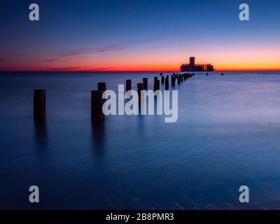 Deutsche Torpedostation, Ruinen aus dem 2. Weltkrieg bei Sonnenaufgang. Gdynia Ostsee. Polen. Langzeitfotografie. Stockfoto