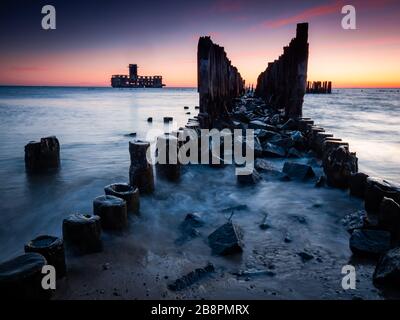 Deutsche Torpedostation, Ruinen aus dem 2. Weltkrieg bei Sonnenaufgang. Gdynia Ostsee. Polen. Langzeitfotografie. Stockfoto