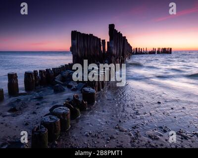 Deutsche Torpedostation, Ruinen aus dem 2. Weltkrieg bei Sonnenaufgang. Gdynia Ostsee. Polen. Langzeitfotografie. Stockfoto