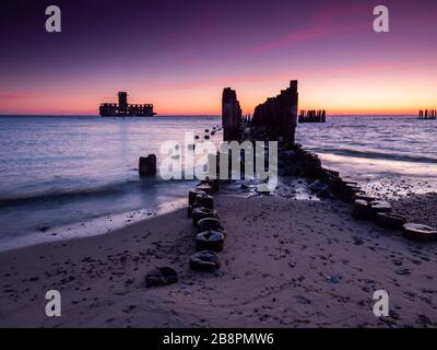 Deutsche Torpedostation, Ruinen aus dem 2. Weltkrieg bei Sonnenaufgang. Gdynia Ostsee. Polen. Langzeitfotografie. Stockfoto