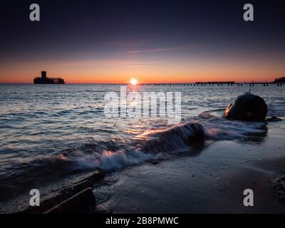 Deutsche Torpedostation, Ruinen aus dem 2. Weltkrieg bei Sonnenaufgang. Gdynia Ostsee. Polen. Langzeitfotografie. Stockfoto