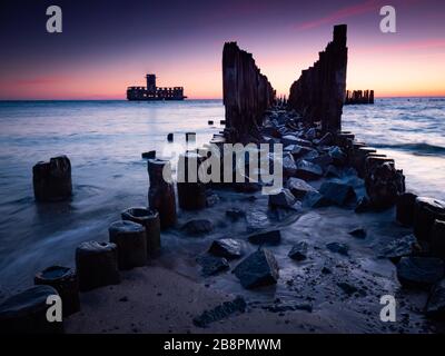 Deutsche Torpedostation, Ruinen aus dem 2. Weltkrieg bei Sonnenaufgang. Gdynia Ostsee. Polen. Langzeitfotografie. Stockfoto