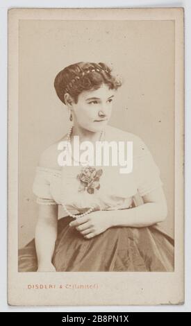 Porträt von Miss Seymour, englische Tänzerin im Theater von Porte Saint-Martin. Portrait de Miss Seymour, danseuse anglaise au Théâtre de la Porte Saint Martin. Carte de visite (recto). Photographie de Disderi & Cie. Tirage sur Papier Albuminé, 1860-1890. Paris, musée Carnavalet. Stockfoto