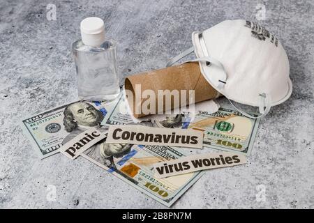 Covid-19 Coronavirus News Schlagzeilen, N95 Atemschutzmaske, Hand Desinfektionsflasche, Geld und leere toilettenpapierrolle. Konzept der Angebotsknappheit Stockfoto