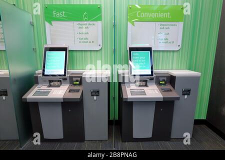 Ein Paar Diebold 9900 In-Lobby-Geldautomaten in einer TD Bank Filiale. Die Geldautomaten können mehrere Stückelungen von 1 bis 50 Dollar auf Rechnungen ausgeben. Stockfoto