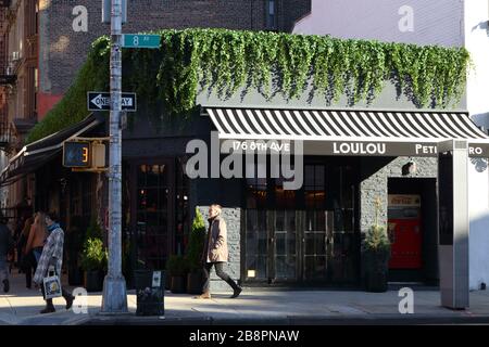 Loulou Petit Bistro, 176 8. Avenue, New York. NYC-Schaufensterfoto eines französischen Bistros und einer Cocktailbar im Chelsea-Viertel von Manhattan. Stockfoto