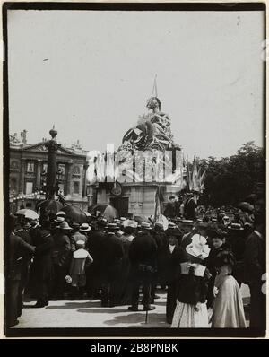 Concorde Square, eine Zeremonie vor der Statue von Straßburg, 8. Pariser Bezirk, am 14. Juli. Place de la Concorde, cérémonie devant la Statue de Strasbourg, Paris (VIIIème arr.), le 14 juillet. Photographie de Paul Géniaux (1873-1914). Tirage au gélatino-bromure d'argent. Entre, den Jahren von 1905 bis 1905. Paris, musée Carnavalet. Stockfoto