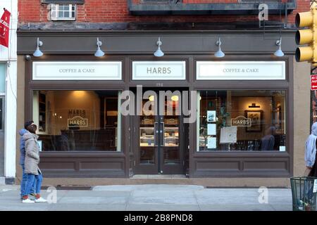 HARBS, 198 9. Avenue, New York. NYC-Schaufensterfoto einer japanischen Kuchenboutique und eines Teehafes im Chelsea-Viertel von Manhattan. Stockfoto