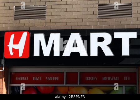 Ein H Mart Schild an einer Wand in einem Laden. Stockfoto