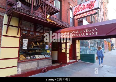 John's of 12. Street, 302 E 12. St, New York. NYC-Schaufensterfoto eines italienischen Restaurants im East Village-Viertel von Manhattan. Stockfoto