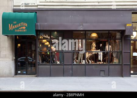 Manhattan Saddlery, 117 E. 24. Street, New York. NYC-Schaufensterfoto eines Pferdehalks im Stadtteil Gramercy von Manhattan. Stockfoto