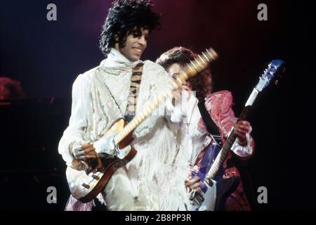 DETROIT, MI - 4. NOVEMBER: Der amerikanische Sänger Prince (1958-2016) tritt während der Purple Rain Tour 1984 am 4. November 1984 in der Joe Louis Arena in Detroit, Michigan, auf der Bühne auf. Kredit: Ross Marino Archiv / MediaPunch Stockfoto
