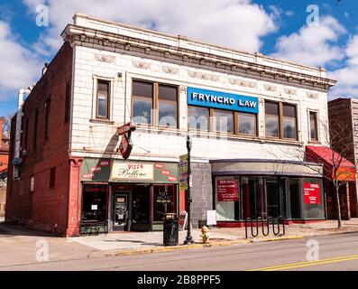 Ein altes Gebäude an der Forbes Avenue mit einem Pizza-Shop und einem geschlossenen Einzelhandelsgeschäft mit einer Anwaltskanzlei im zweiten Stock, Pittsburgh, Pennsylvania, USA Stockfoto