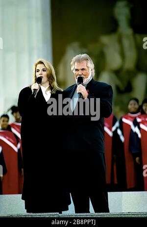 Washington DC, USA, 18.1993 Trisha Yearwood (L) und Kenny Rogers Country Western Signers treten bei der Eröffnungsveranstaltung für William Clinton im Lincoln Memorial auf. Kredit: Mark Reinstein/MediaPunch Stockfoto